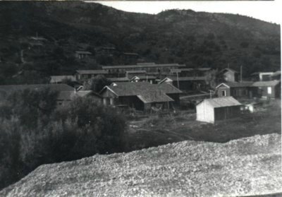 Le village avec ses maisons préfabriquées en bois-Photo S-Groud